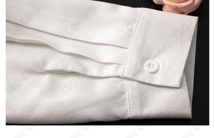 袖口の縫製と装飾の近接画像。端処理とステッチワークがわかるカット