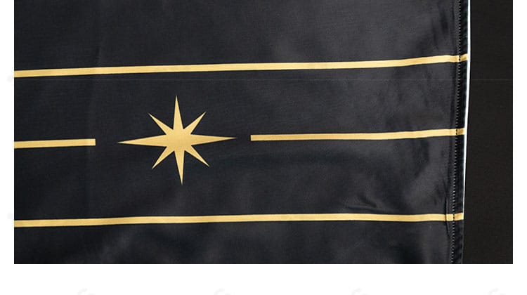 襟元の装飾ディテール。ネックラインのバランスと金具の質感を捉えたアップ