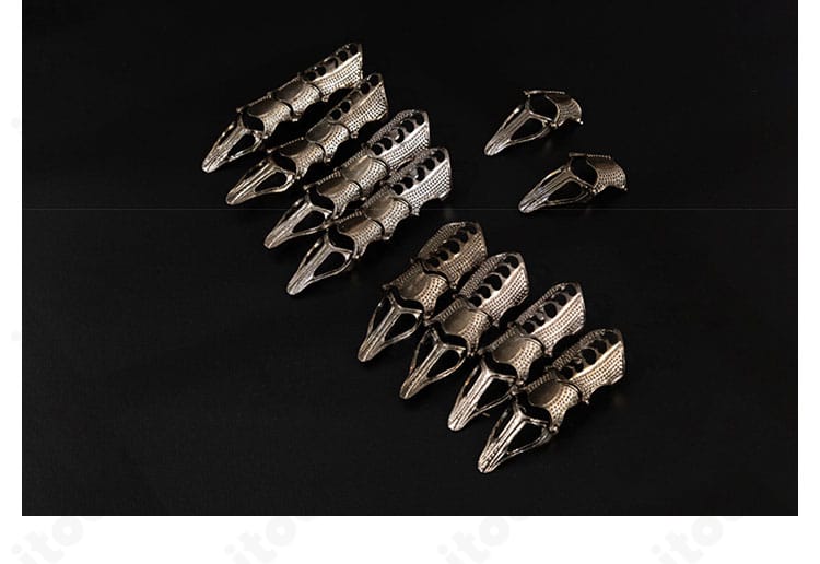 付属のネックレスやアクセサリー一式の詳細。セット内容の質感が分かる画像