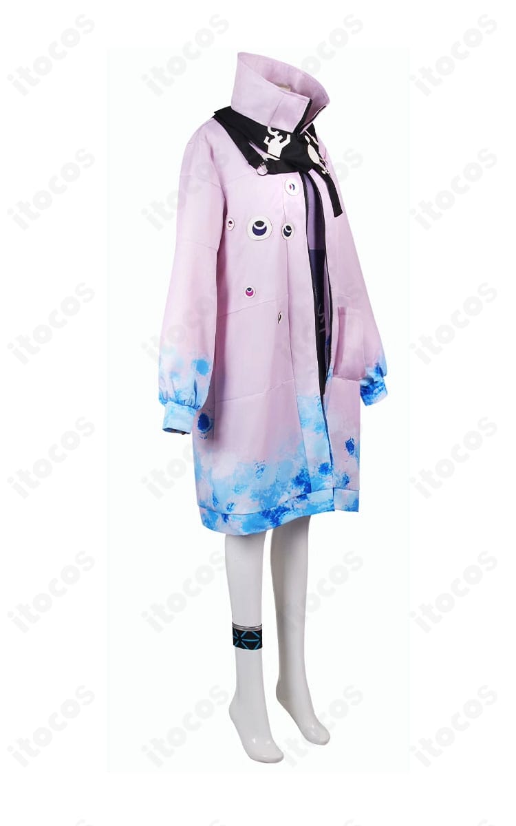 アークナイツ キララのコスプレ衣装 側面。コートのシルエットと袖の装飾がわかる角度