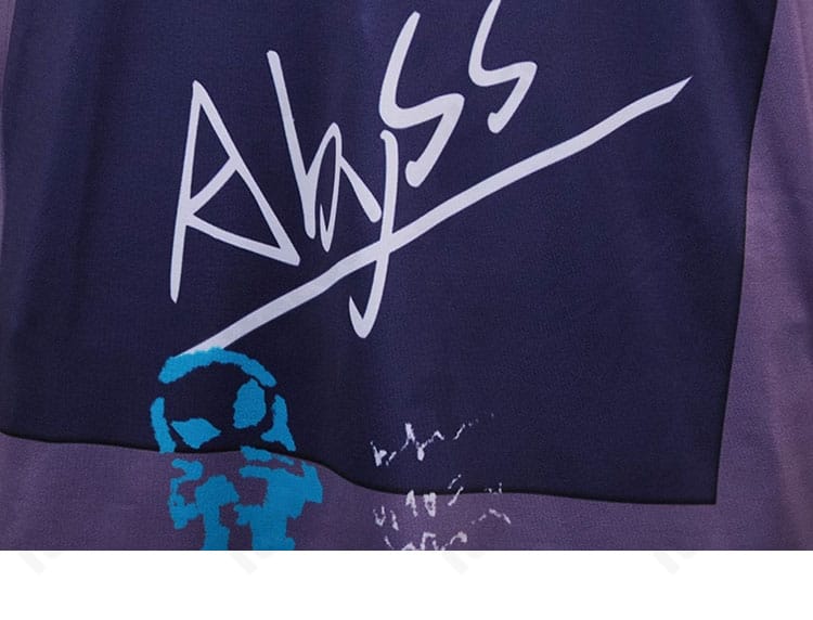 キララ衣装のTシャツ正面装飾。細かなプリントと配置が映えるデザイン