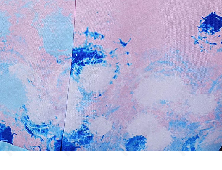 キララ衣装のコートグラフィック装飾。個性を引き立てる大胆な図案表現