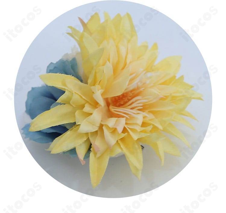 付属の花飾りディテール。色味と素材感がドレスの華やかさを強調。