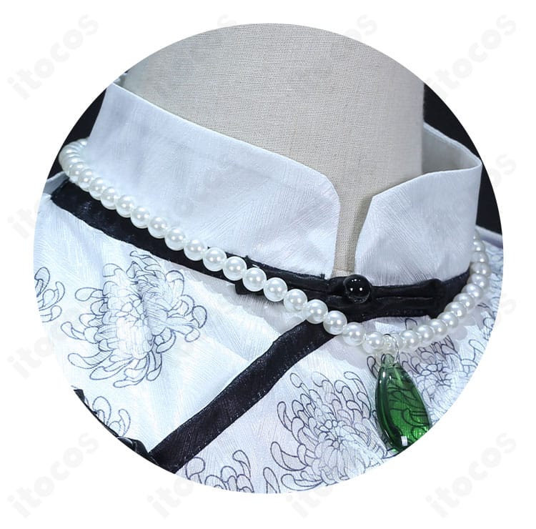 エダ・メスマー衣装の襟元装飾ディテール。斜襟のパイピングと金具装飾の精緻な仕上げ。