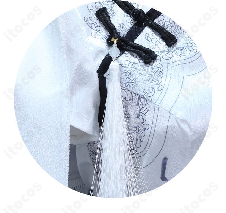 斜襟部分の装飾アップ。留め具と縁取りのコントラストが個性を演出。