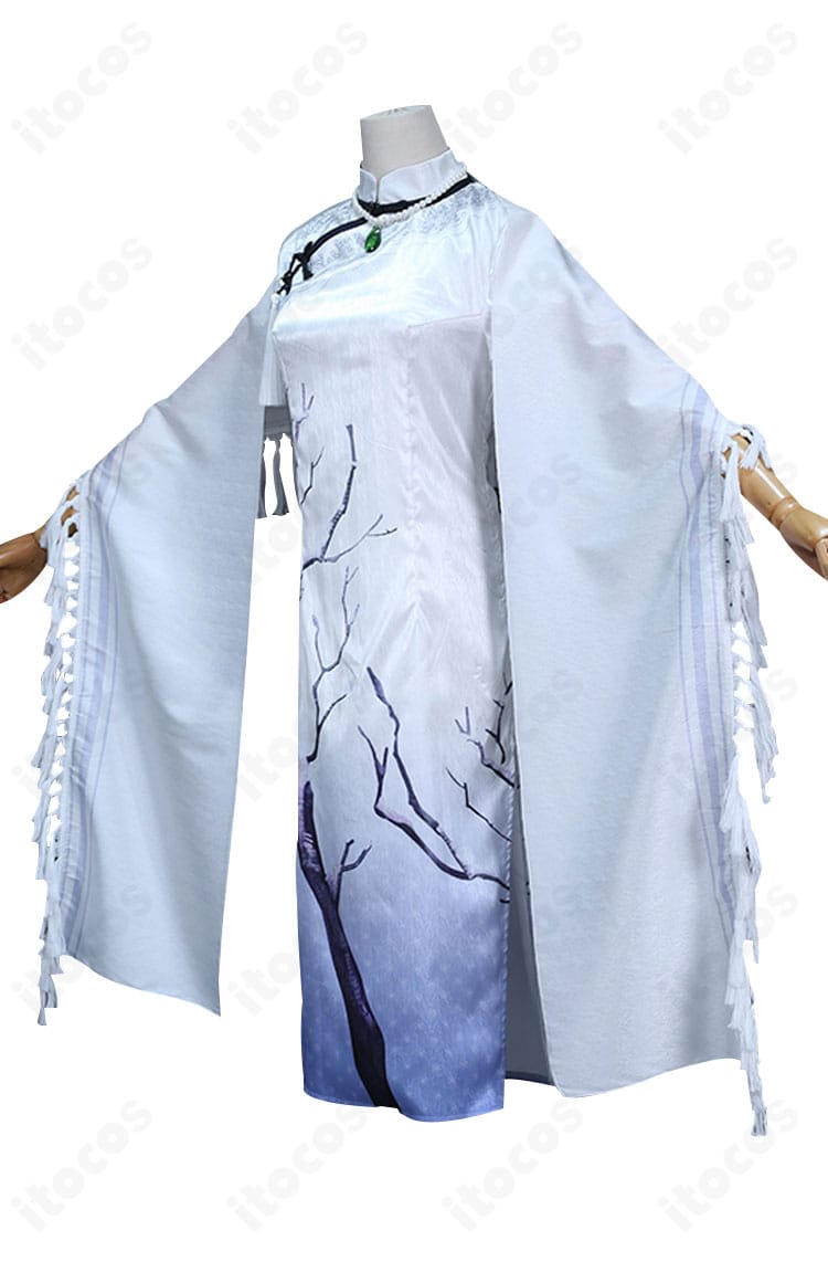 エダ・メスマー 西湖コラボ旗袍の右側面ディテール。斜襟ラインとサイドスリット、装飾配置を確認できる角度。