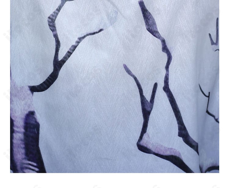 襟周りの装飾ディテール。近接撮影でも映える精密な縫製と質感。