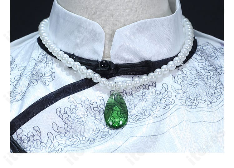 襟元に合わせたネックレスのディテール。エレガントな印象を高めるアクセント。