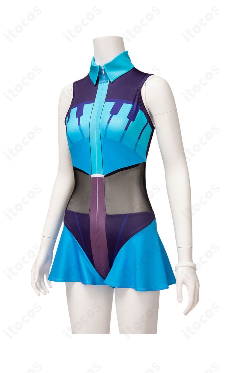 同衣装のサイドビュー。ウエストから裾にかけた流れと側面装飾のラインを確認