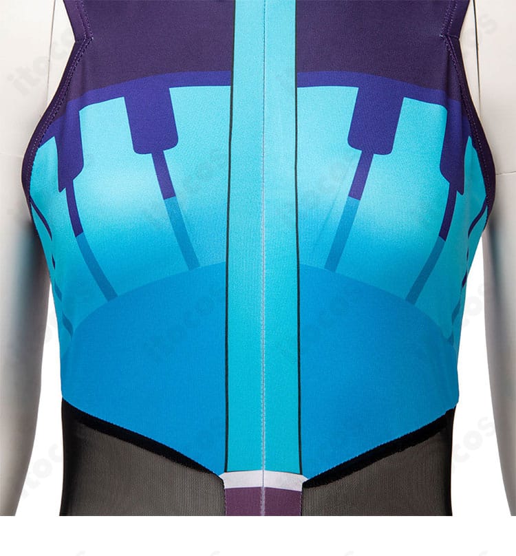 前胸装飾のディテール。精緻なモチーフ配置でステージ映えを狙ったデザイン