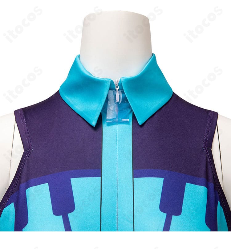 襟元装飾のクローズアップ。アシレーヌを思わせる優雅な襟周りの意匠を強調