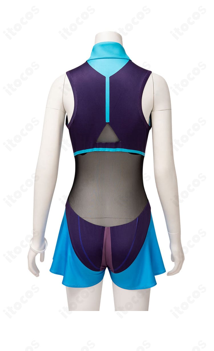 同衣装のバックビュー。背面の装飾配置とシルエットの整いを示す全景