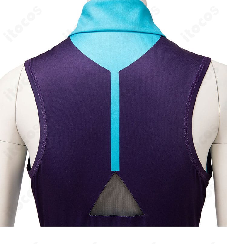 上衣背面の装飾ディテール。後ろ姿の情報量を高める配置設計