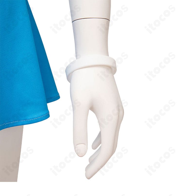 手首アクセサリーのクローズアップ。衣装本体と調和するデザインと質感