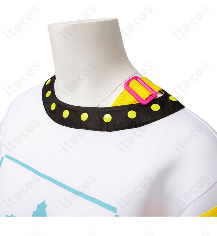 襟元装飾のクローズアップ。刺繍とパーツ配置を詳細に示す画像