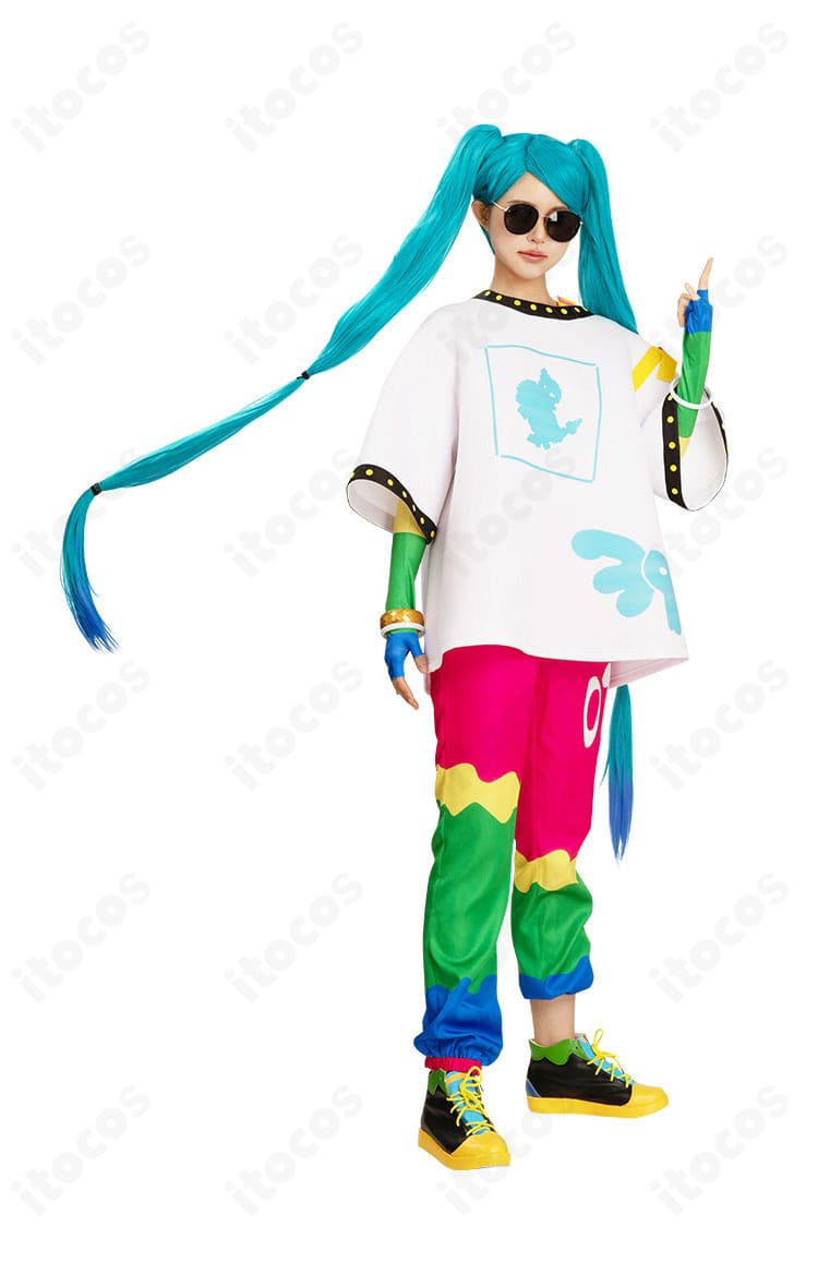 モデル着用の側面ショット。初音ミク ペラップコラボ衣装の美しいラインを強調した画像