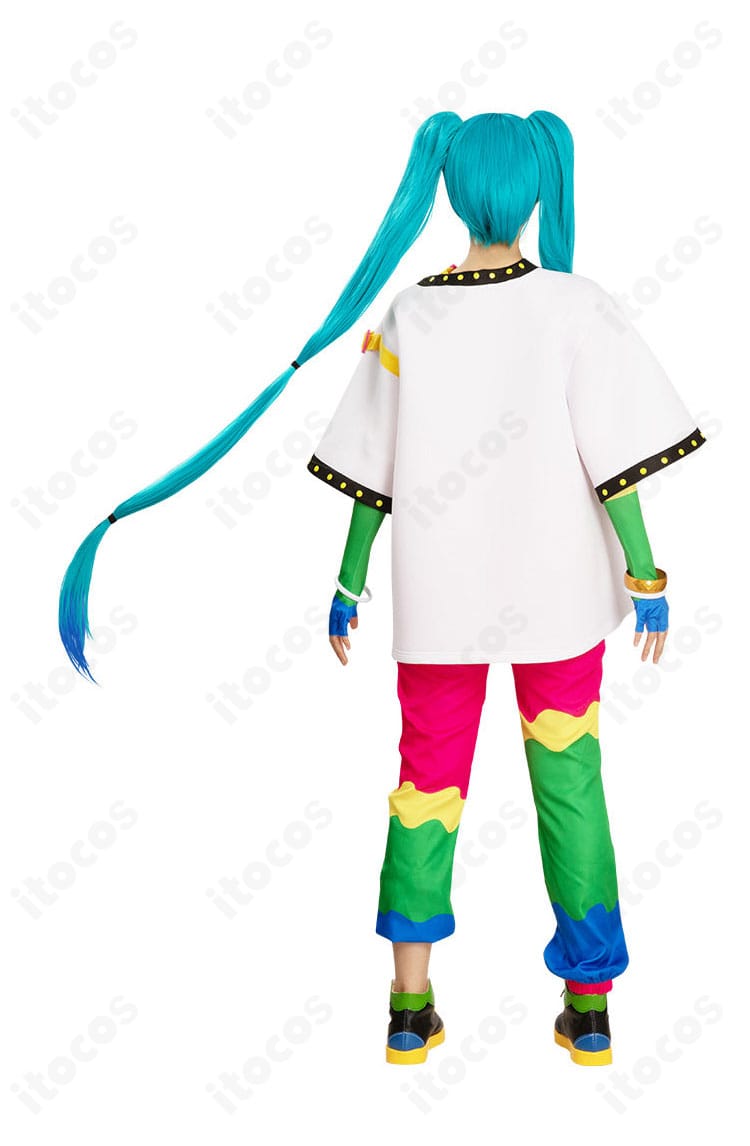 モデル着用の背面ディテール。初音ミク ペラップコラボ衣装の背面装飾をクローズアップした画像