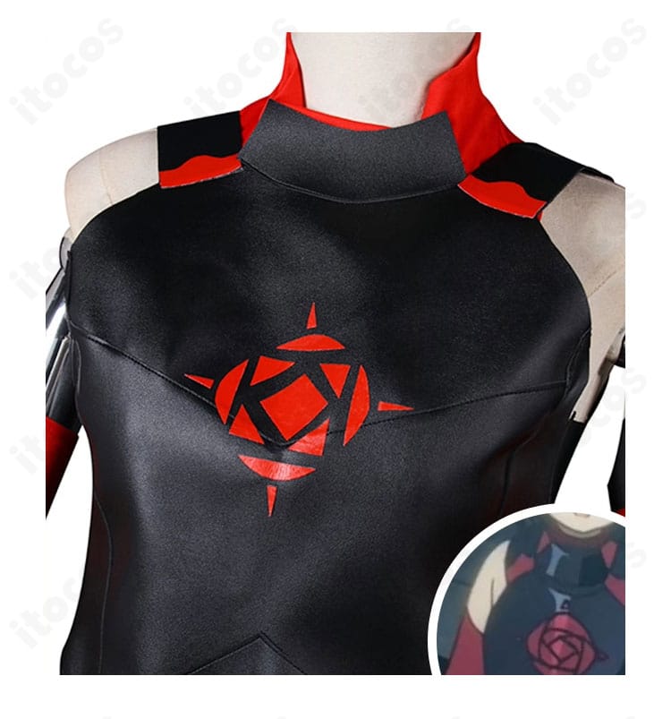 メイプル衣装の胸部装飾アップ。刺繍と装飾ディテールが強調され、キャラクターらしさを表現。