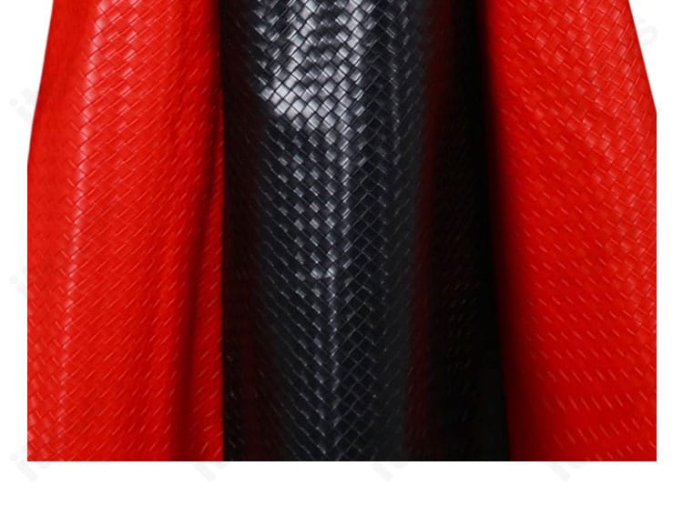 メイプル衣装の外套裾アップ。縁取りと赤ラインの意匠、揺れ感が伝わるカット。