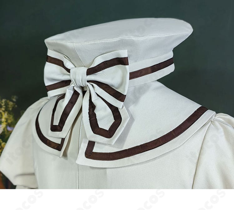 木之本桜「水族館」コスプレ衣装 首元装飾の詳細。アクセント要素の形状と仕上げ。