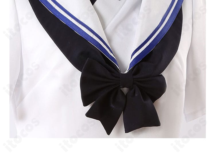 襟元の蝶モチーフ装飾アップ。印象的なアクセントパーツを明瞭に示した画像。