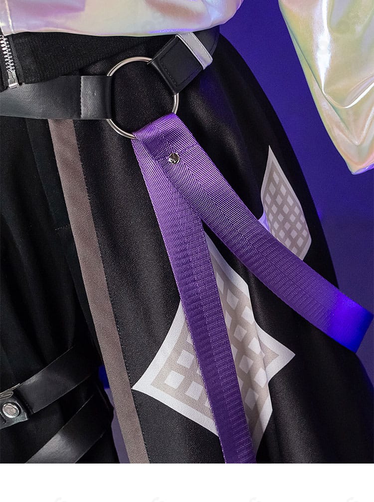 左脚パンツ装飾のクローズアップ。太ももベルトとパネル切替の質感。