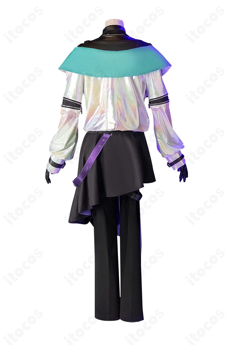 コスプレ衣装の背面。フード風ディテールや背面ベルトの取り回しを忠実に再現。