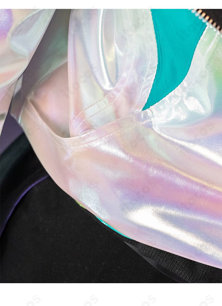 外套ポケットのクローズアップ。フラップ形状と縫製、機能的な配置を確認できる。