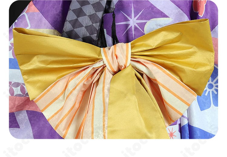 背面の蝶装飾ディテール。立ち姿で映える美しいポイント。