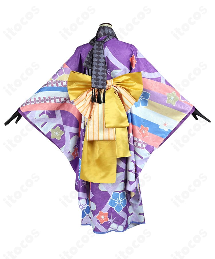 背面からの暁美ほむら 晴着衣装。バックの蝶飾りと裾のラインがわかるアングル。