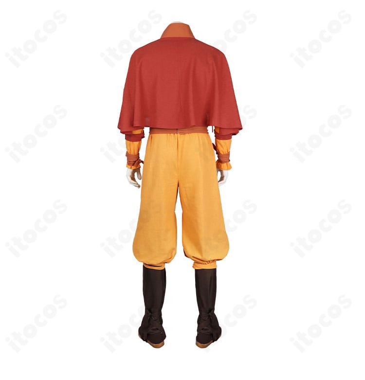 実写版アンのコスプレ衣装 背面。外套のドレープと背面シルエット、裾の広がりを確認できる写真。