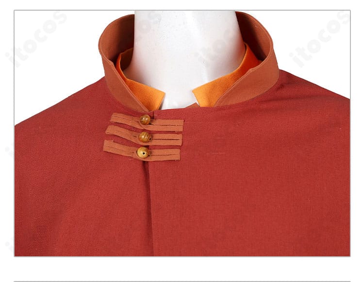 衣領・襟装飾のディテール。斜め襟の形状と縁取りの精密さを示した近接画像。