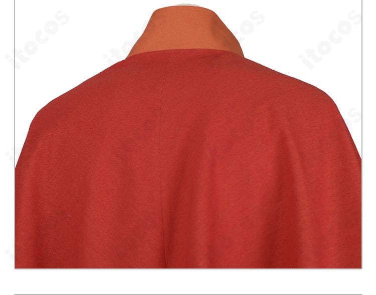 外套背面のディテール。ヨークの切替とドレープの流れを鮮明に写した写真。