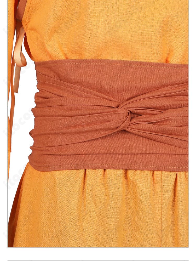 腰封ディテールの接写。厚みと立体ラインでウエストを引き締める造形を表現。