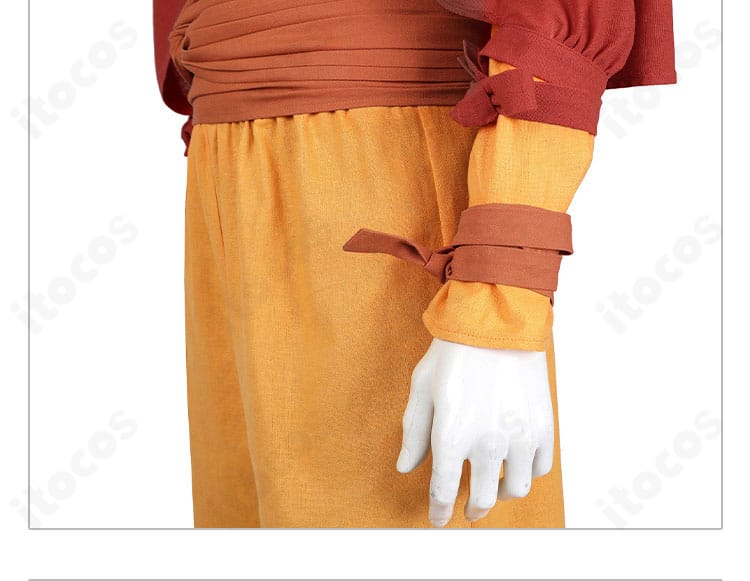 袖装飾ディテール。袖口の形状と装飾ライン、可動性を確保した設計が分かる画像。