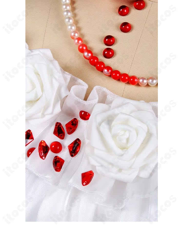 襟元の装飾ディテール。チョーカーと襟飾りの質感が際立つ