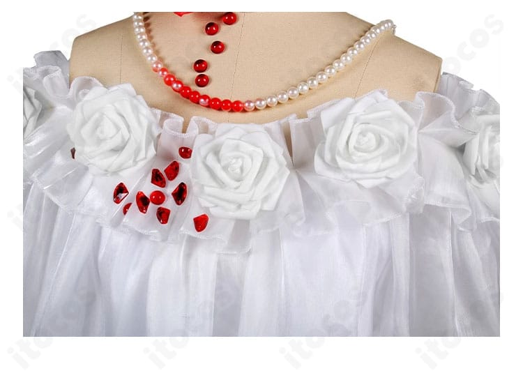 胸元の赤い宝石装飾アップ。荘厳なアクセントが映える仕様