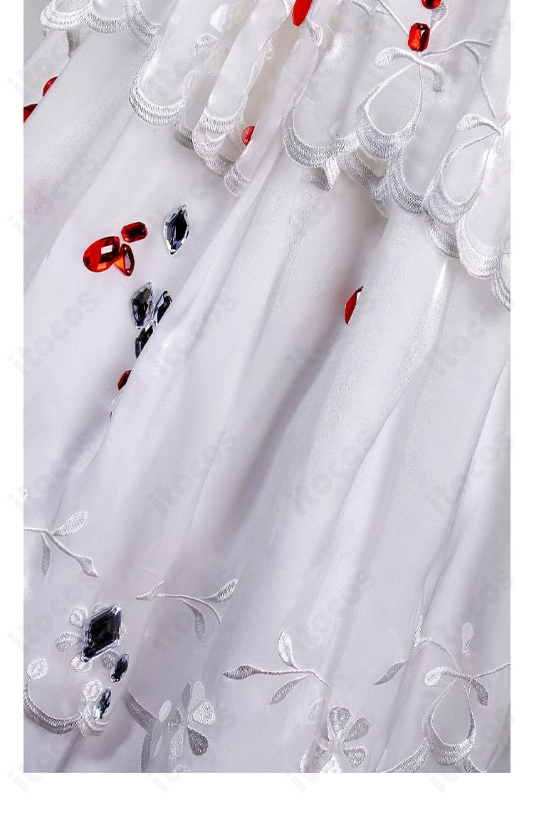 スカート裾の装飾ディテール。エレガントな縁取りで写真映え