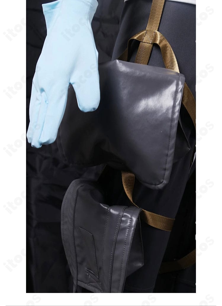 右脚の装飾アップ。ポーチとベルトの固定バランスを示すディテール