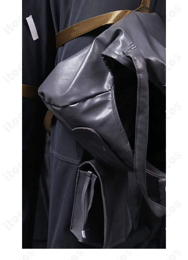 ズボンと脚部装飾のディテール。膝周りの可動性とデザインを確認