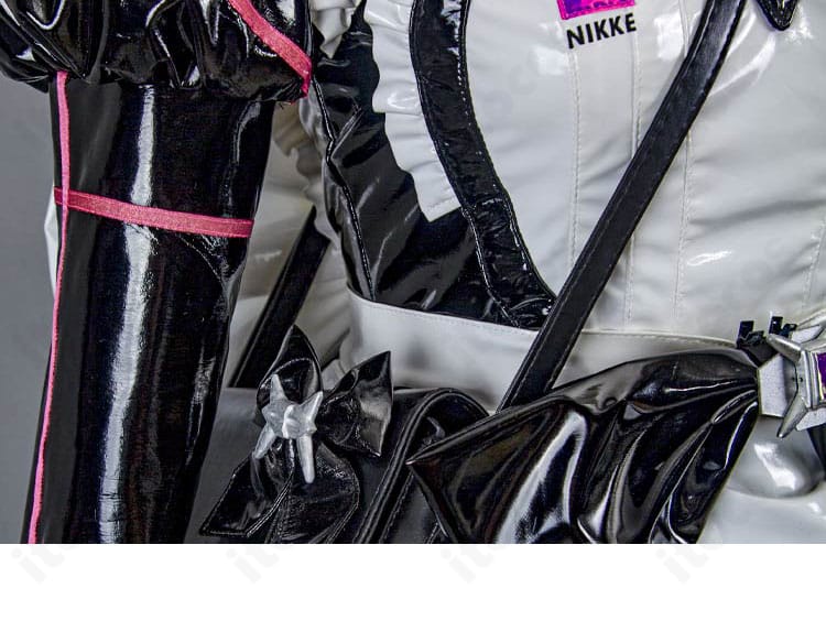 ココア メイド服のウエスト装飾アップ。シルエットを引き締めるアクセントを強調。