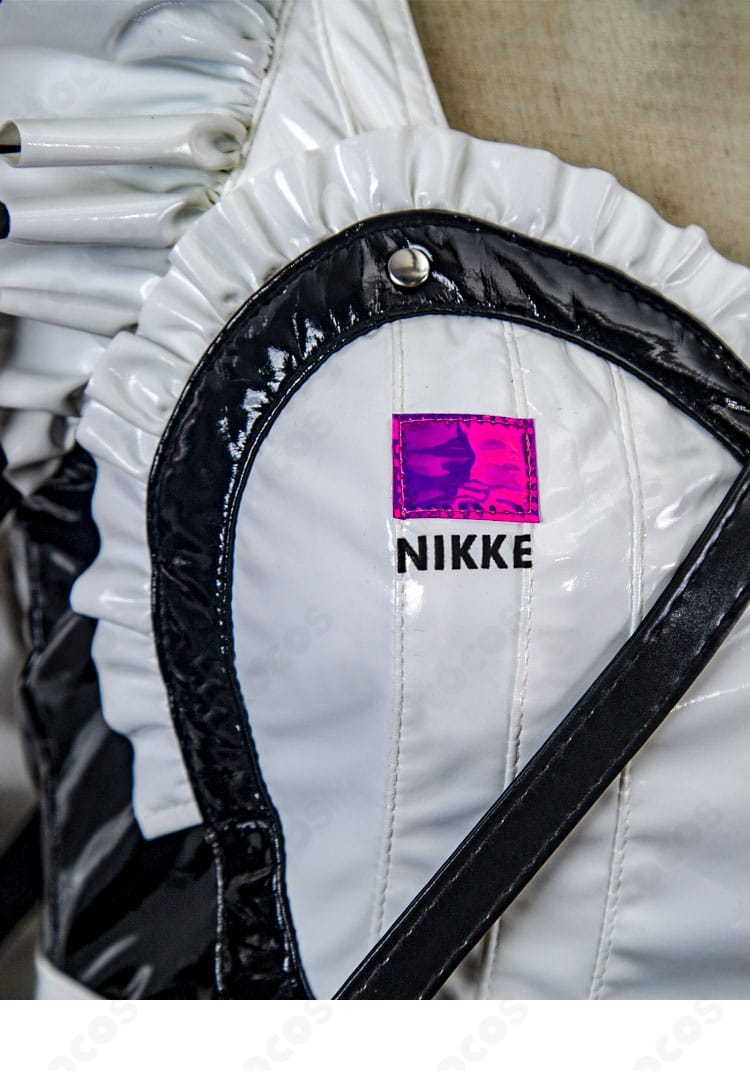 ココア衣装の胸元装飾ディテール。作品モチーフの意匠が際立つ近接写真。