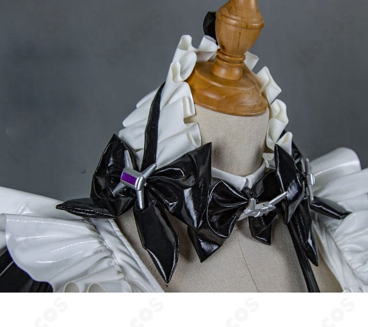 ココア コスプレ衣装の首元装飾。リボンとアクセサリーの配置が分かるアップ。