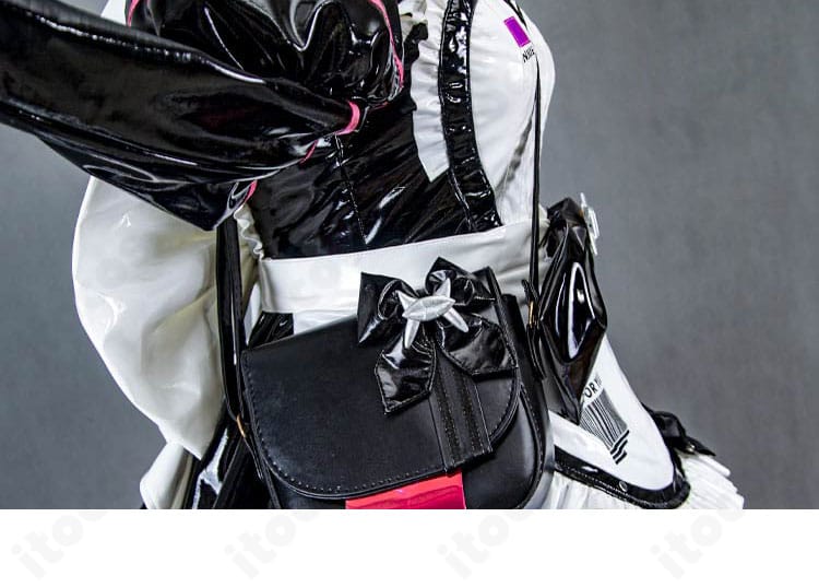 ココア メイド服側面の装飾詳細。縁取りとパーツ配置の精緻さを表現。