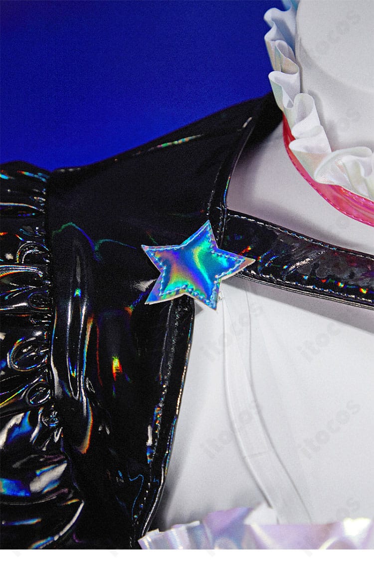 右肩の五角星モチーフ。アクセントとして機能する装飾ディテールの接写。