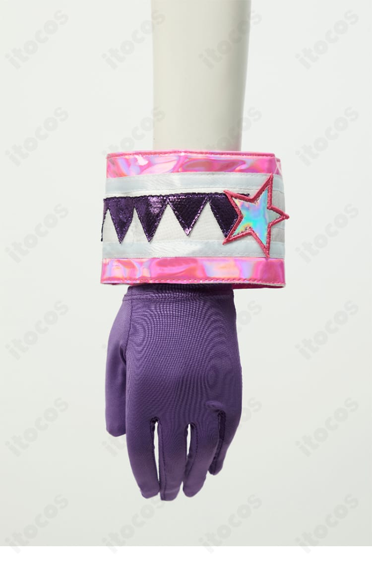 手首飾りと手袋のディテール。ステージ向けの統一感あるデザイン。