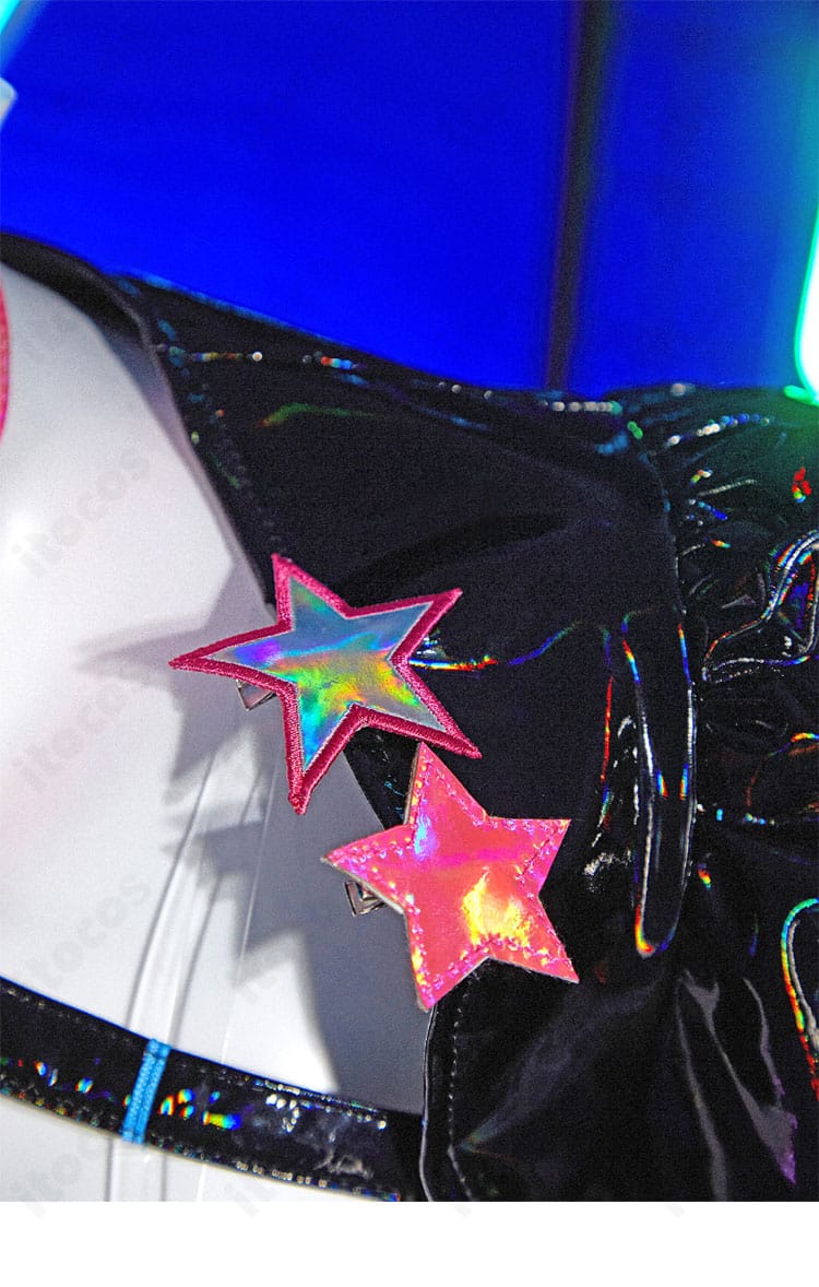 左肩の装飾ディテール。エッジ部分の造形と配色がわかる近接カット。