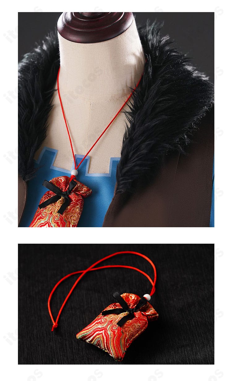 トップス襟元と小香囊の装飾ディテール（赤系の紐飾り付き）