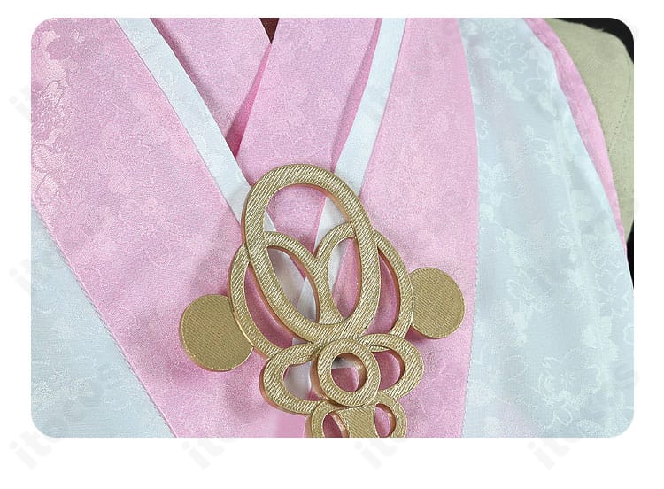 桜ミク衣装の領口装飾アップ。刺繍と桜モチーフのディテールが際立つ近接画像。