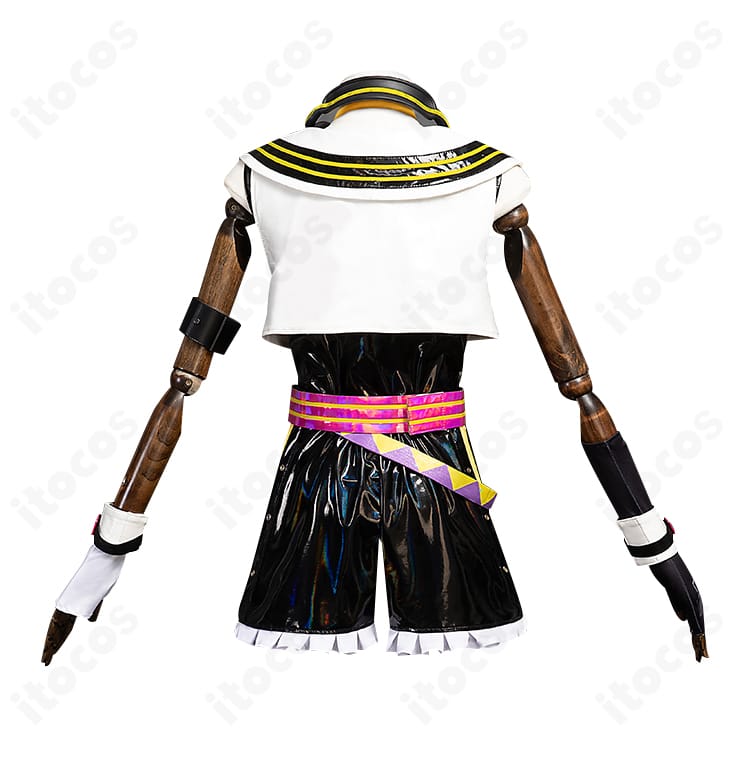 鏡音レン コラボ衣装の背面全体。背中の装飾と上着のライン、ソックスのデザインを詳細に表示。